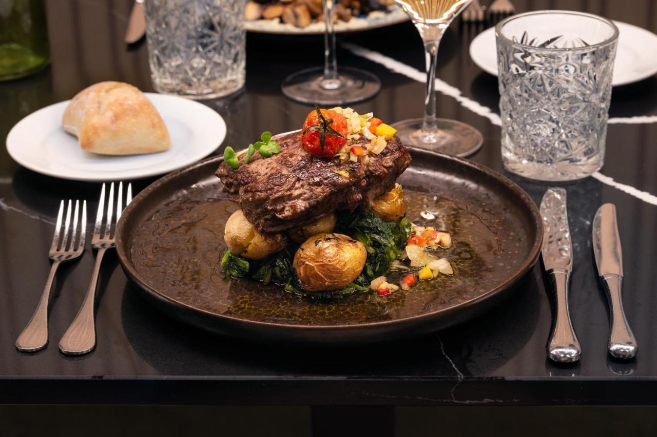 メリア ブラガ ホテル ＆ スパ エクステリア 写真 A steak prepared at the restaurant