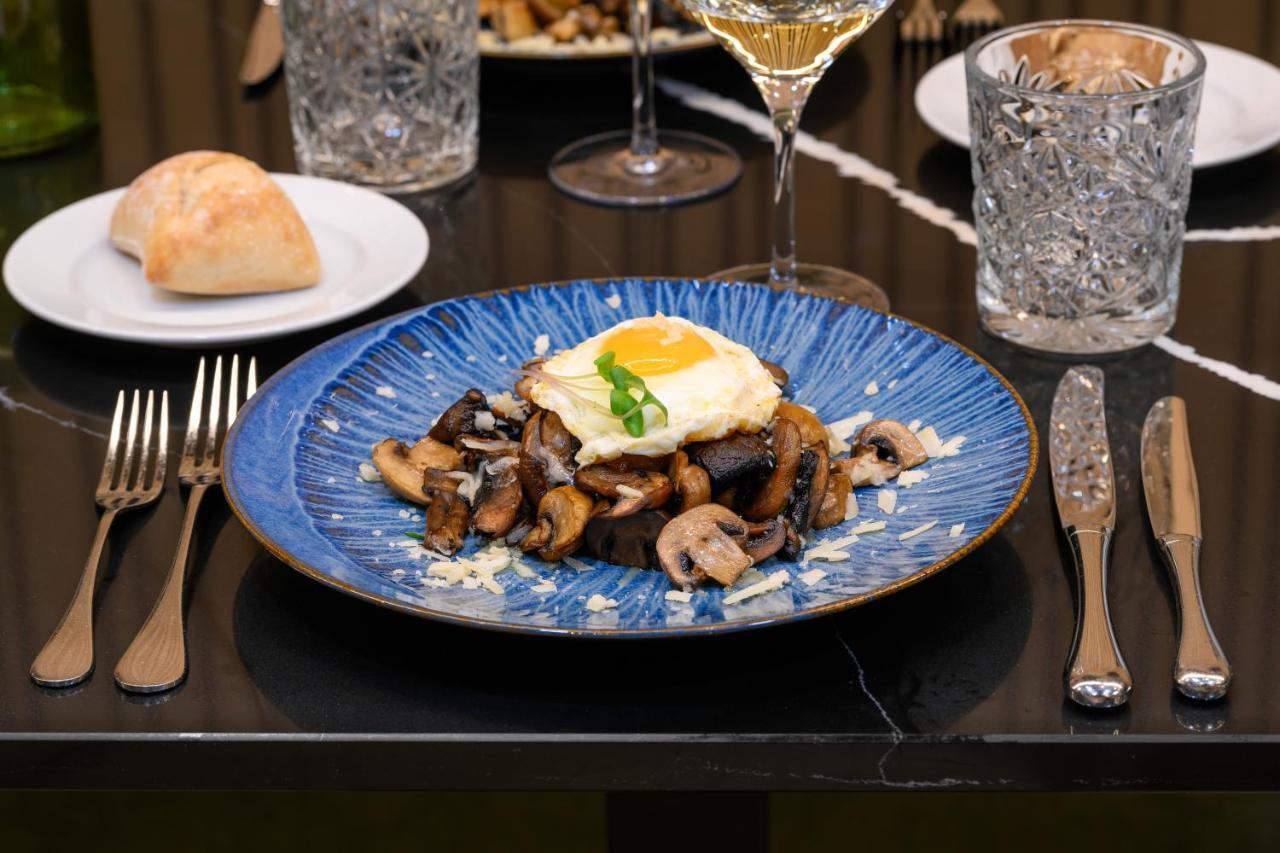 メリア ブラガ ホテル ＆ スパ エクステリア 写真 A plate of mixed mushrooms with a fried egg