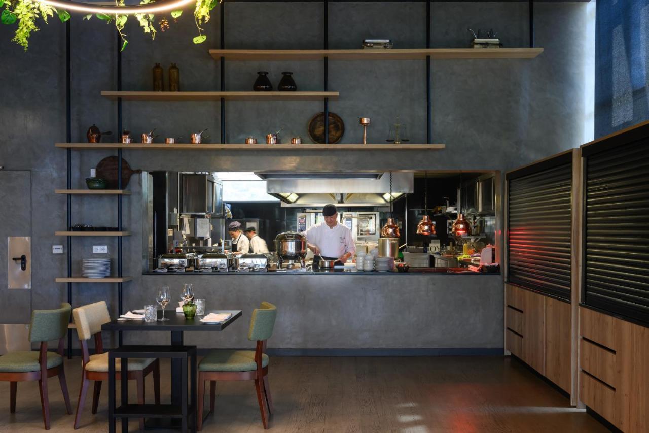 メリア ブラガ ホテル ＆ スパ エクステリア 写真 The open kitchen at the restaurant