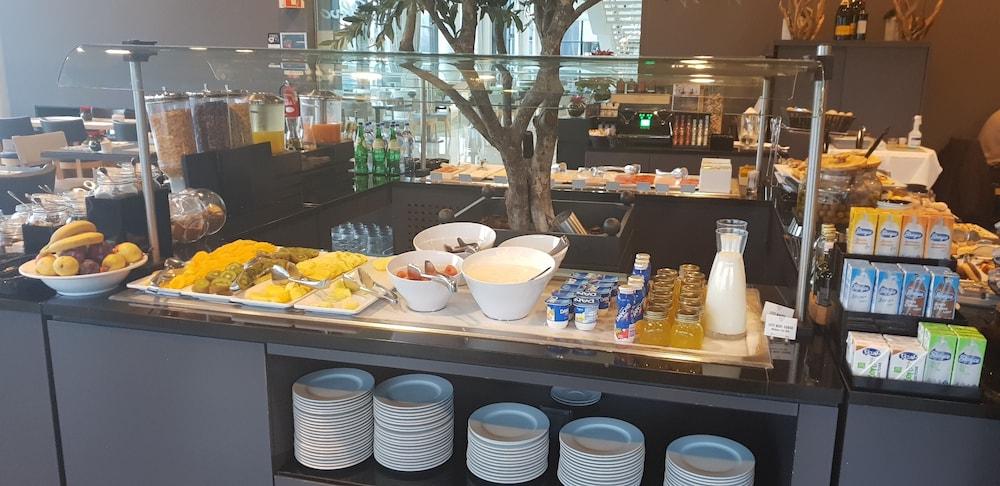メリア ブラガ ホテル ＆ スパ エクステリア 写真 A buffet at a hotel