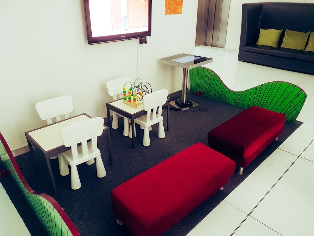 メリア ブラガ ホテル ＆ スパ エクステリア 写真 The interior of a typical McDonald's PlayPlace