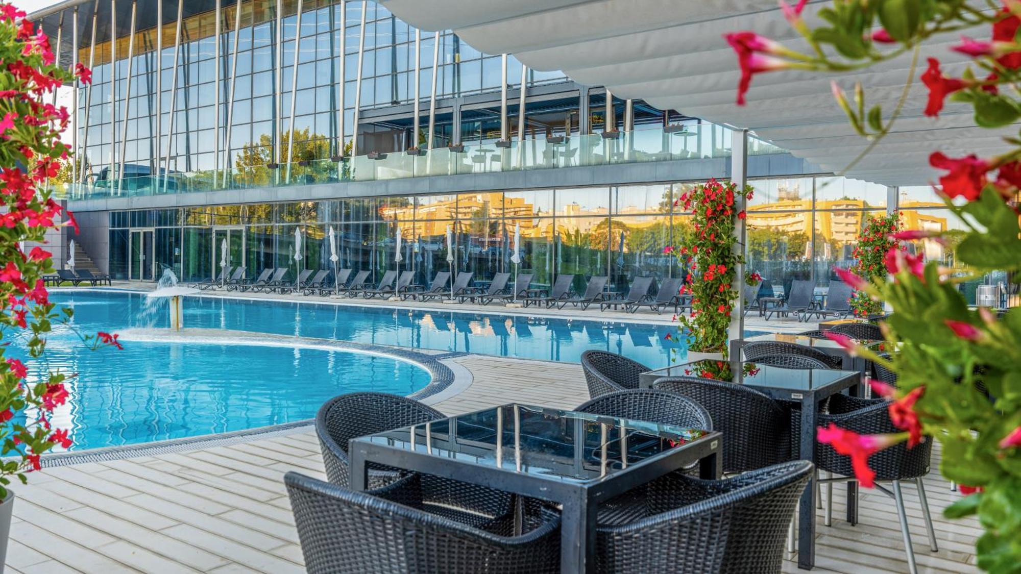 メリア ブラガ ホテル ＆ スパ エクステリア 写真 The swimming pool at the hotel