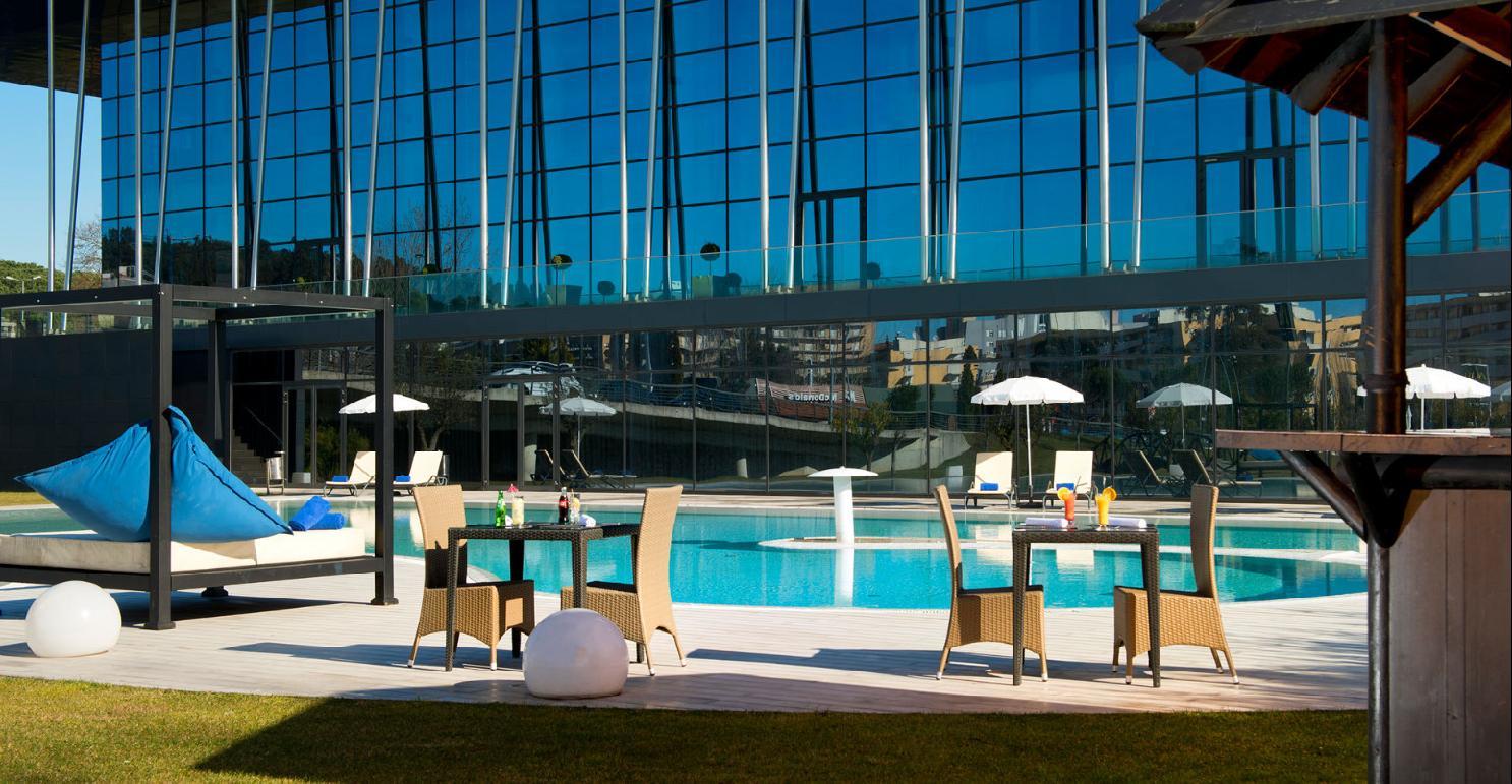メリア ブラガ ホテル ＆ スパ エクステリア 写真 The pool at the hotel