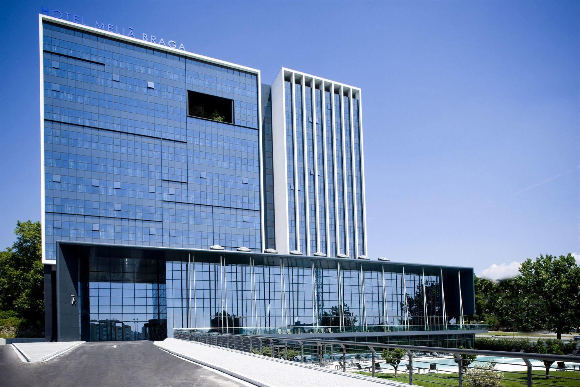 メリア ブラガ ホテル ＆ スパ エクステリア 写真 The new building of the University of Novi Sad